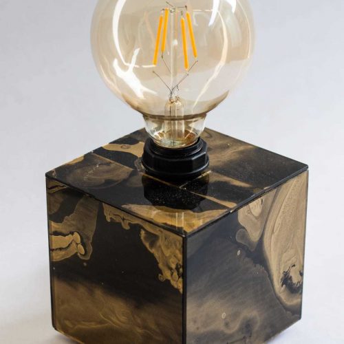 luminaria-de-mesa-cube-com-lampada-onix-dourado-cube-004_0b5a.jpeg
