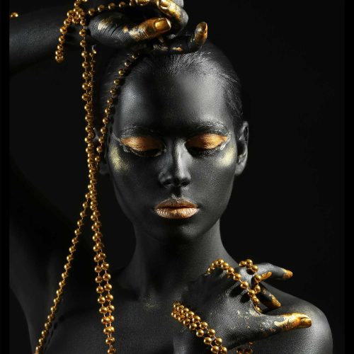 quadro-decorativo-mulher-negra-com-dourado-124-x-94-moldura-caixa-preta-NjIE_7247.jpeg